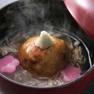 加賀野菜の蓮根を使った
あかめ寿司　オリジナルの料理になります。