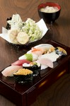 百万石の鮨セット　お勧めにぎり１０貫　加賀野菜の天ぷら　お味噌汁
とってもお得なセットです。

