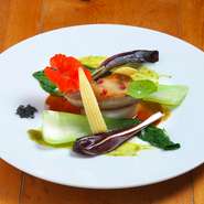 フォアグラを絶妙の火加減でソテーし、大根と旬の野菜＆マデラソースとグリーンマスタードソースを供した当店のスペシャリテです！！ステーキの上に乗せたスタイルでもお楽しみいただけます。