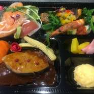 ランチ、ディナー共に限定数は25個です。
ランチは、11時までご予約で11時30分からのお渡し。
ディナーは、17時までにご予約で17時30分以降のお渡し。
おうちで楽しめるシニアソムリエセレクトのワインもテイクアウトで多数ご用意させていただいております！！
ご予約は、お電話でのみ承ります。
TEL 0748-22-7856