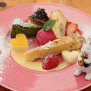 キレイ・美味しい・ヘルシーをモットーに料理を作っています。デザートの盛合わせは色々な味を楽しんで頂けるように、少しづつを４～５種類と季節のシャーベットやアイスとフルーツと共に提供して女性に人気です。
