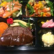 ・ポタージュスープ・フルーツ入りサラダとポテトサラダ・季節の温野菜・お魚のポワレ・ホタテ貝のソテー・海老のボイル・ソースアメリケーヌとトマトソース・牛ヒレ肉のステーキ　デミグラスソース・ライス・お漬物