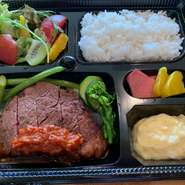 ・ポタージュスープ・フルーツ入りサラダとポテトサラダ・季節の温野菜・牛ヒレ肉のステーキ　デミグラスソースとトマトソース・ライス　・お漬物