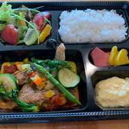 ・ポタージュスープ・フルーツ入りサラダとポテトサラダ・季節の温野菜・お魚2種のポワレ・ホタテ貝のソテー・ソースアメリケーヌとトマトソース・ライス・お漬物
