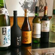 ワインは赤・白・スパークリングと、手頃な価格のものを10種類以上取り揃え。ソムリエに好みを伝えて、提案してもらうことも可能です。焼酎や日本酒も各種揃えています。