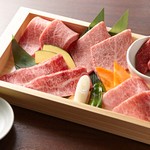 今宵の神戸三彩に、さらに料理長が自信を持ってオススメする銘柄牛2種を盛り付けたとびきり贅沢な5種盛を木箱でご提供いたします。