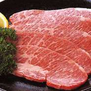 山梨の豊かな自然の中で丹念に育てられた黒毛和種肥育牛。その品質は最高級A4/A5等級に格付けされています。