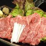 鉄分たっぷりで低カロリー。品質抜群の甲州名物馬刺しをにんにく・生姜醤油で頂く！　冷凍一切なしで臭みが全くなく美味です。
