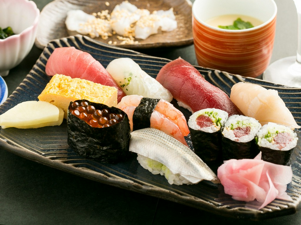 ネタの美味しさをしてもらいたいとの想いを込めた『あやめ』（茶碗蒸し、お椀物、お新香、デザート付き）