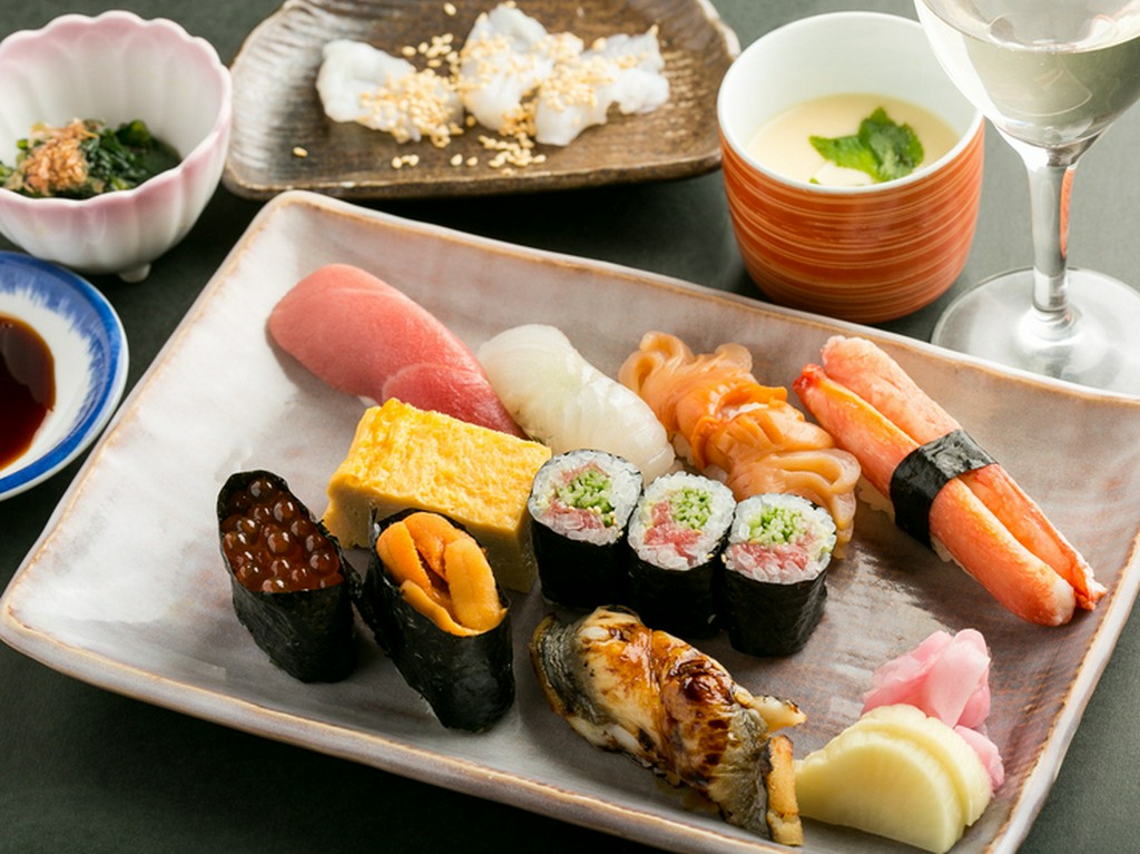 ちょっと豪華にランチを食べたいときにお勧め『カサブランカ』（茶碗蒸し、お椀物、お新香、デザート付き）