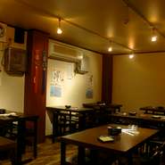 ムードあるインテリアに美味しい料理をどうぞ！