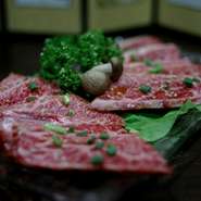 熟成させたお肉だけを選別して提供させていただいております。