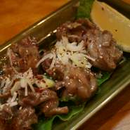 砂肝のピリ辛のレモンをかけて焼酎と。