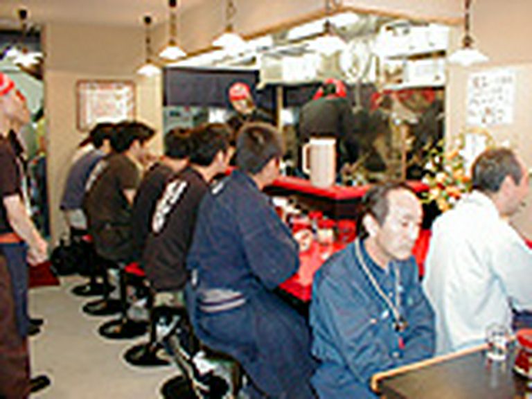 活気ある店内風景