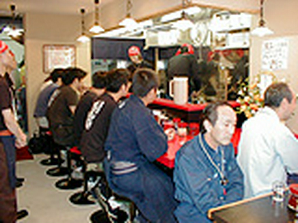 活気ある店内風景