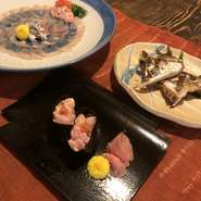 皮はぎの大きさによりコース内容が変わります。
薄造りの肝和え、ほほ肉の酒匂焼き、中骨の有馬揚げ、肝の握りなど余すところなくご賞味ください。