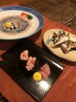 皮はぎの大きさによりコース内容が変わります。
薄造りの肝和え、ほほ肉の酒匂焼き、中骨の有馬揚げ、肝の握りなど余すところなくご賞味ください。
