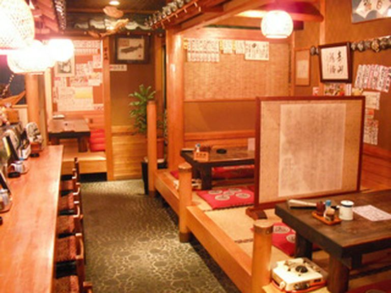 純和風のカウンターと小座敷