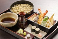 生食用の海老、魚、野菜など計5点の天ぷらと、おせいろのセット。そば寿司付き。