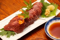 県産の馬肉をにんにく、しょうが、ごま油で