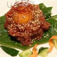 ごま油とわさびの相性ぴったり、玉子の黄身を崩しながら食べるとお酒もすすむ事間違いなし!!