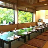 店内の大きなガラス窓から見える四季折々の景色は、大切なお客様とのお食事にも最適です。上品で繊細なお料理と、美しい景色の落ち着いた雰囲気の中でのお食事は格別です。