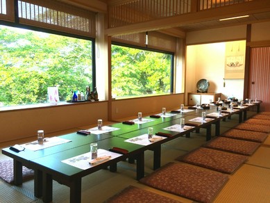 四季折々の美しい景色を見ながら落ち着いた空間でお食事を。