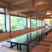 四季折々の景色を楽しみながら、ゆったりと贅沢な時間を提供致します。上品で繊細な味の日本料理、店内窓から大パノラマで見える景色をお楽しみください。