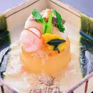 箸ですっと切れるほど柔らかい『春大根福目煮』などの会席料理