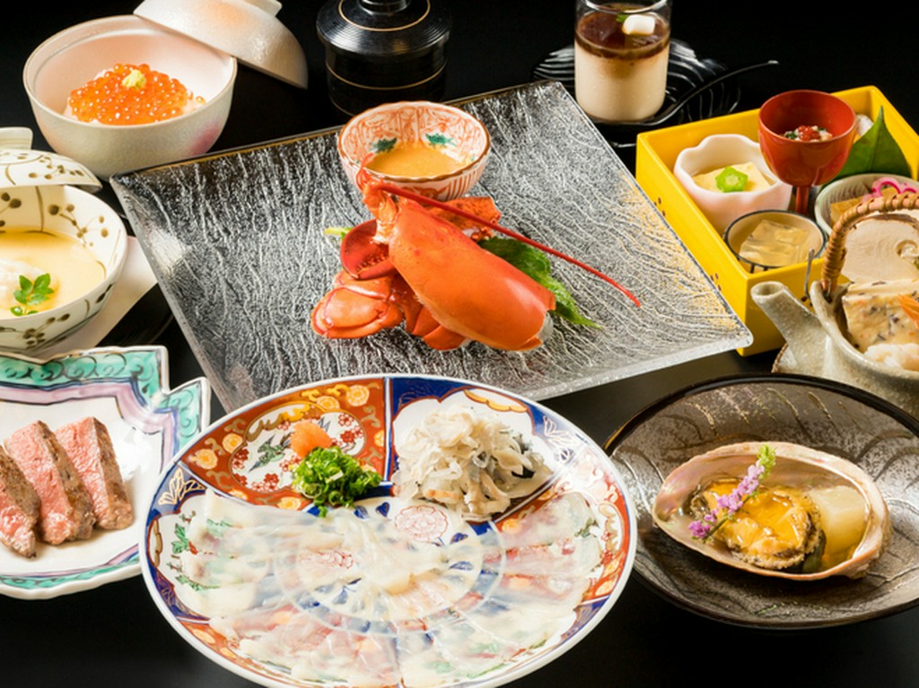 季節の食材を会席料理や宴会料理などでご提供