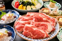 さっぱりとした旨味のある国産牛をかつおベースの「吟だし」でいただきます。
先付　お刺身　国産牛しゃぶしゃぶ　里芋饅頭香煎揚
鍋野菜　うどん　ごはん　デザート