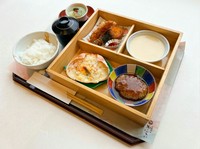 ハンバーグ　揚物　カニグラタン　茶わん蒸し　ごはん　赤だし　デザート
