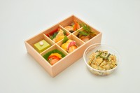 上品な使い捨ての箱に盛り込んだお弁当
*平日限定*