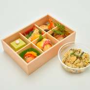 上品な使い捨ての箱に盛り込んだお弁当
＊平日限定＊