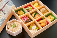 上品な使い捨ての箱に盛り込んだお弁当
*平日限定*