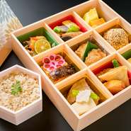 上品な使い捨ての箱に盛り込んだお弁当
