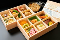 上品な使い捨ての箱に盛り込んだお弁当