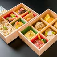 上品な使い捨ての箱に盛り込んだお弁当
