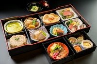 陶器の器に盛り込んだ松花堂仕出し会席
12品