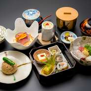 前菜３種盛り　お刺身　季節の土瓶蒸し　豚角煮　焼物　里芋饅頭香煎揚げ　お食事　止め椀　香の物　デザート
（5500円+税）
＊お席おまかせとなります（８名様以下の場合、個室でご用意できない場合がございます）