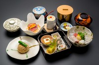 前菜３種盛り　お刺身　季節の土瓶蒸し　豚角煮　焼物　里芋饅頭香煎揚げ　お食事　止め椀　香の物　デザート
（5500円+税）
＊お席おまかせとなります（８名様以下の場合、個室でご用意できない場合がございます）