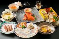 【豪華なお食事会やお祝いなどに最適】
前菜5種（あわび付き）　ふぐ刺し　伊勢海老姿煮椀　サーロインステーキ　あわびステーキ　ふぐ唐揚げ　ふぐサラダ　本まぐろとろ丼　止め椀　デザート
