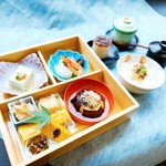 松花堂（八寸　煮物　米茄子田楽　揚物）
ご飯　赤だし　茶わん蒸し　季節のデザート