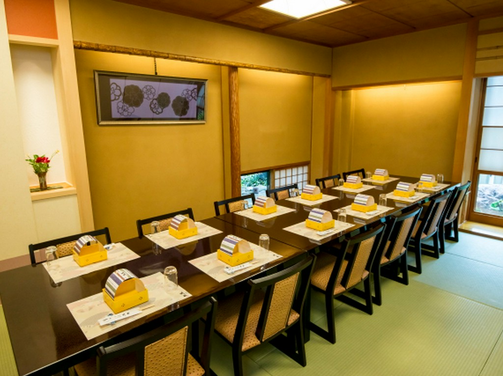 落ち着いた和の個室で足をのばしゆっくりくつろげる