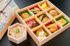 上品な使い捨ての箱に盛り込んだお弁当