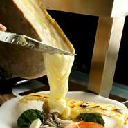 人気のラクレットはオープン以来、究極の美味しさを追求してきました。ラクレットオーブンは特注で、数年がかりで完成させたこだわりのもの。パリパリに焦がしたチーズとトロトロに溶かしたチーズをお楽しみ下さい。