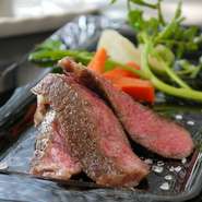 ステーキは、最高級A5ランクの和牛（メス）サーロインを使用。
ローストビーフは、A5ランクの和牛（メス）のイチポの部分を使用。
スモークサーモンはニュージーランド産で、自然に近い状態で育てられ安全。