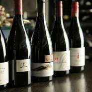 ニュージーランド、オーストラリアワインが中心で、土づくり、葡萄づくりから丁寧に造られているブティックワイナリーものを厳選しております。
毎年、ワイナリーを訪れ、畑やワイン造りを見てきています。