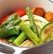 季節のオーガニック野菜使用。ルクルーゼ鍋を使用してさらにおいしく。
Seasonal organic vegetables fried in olive oil, using “Le Creuset”.
