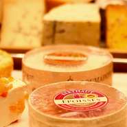 フェルミエ（農家製）のチーズ　20～30種類をご用意しております。
20:00 頃まではトレーの中よりお選び頂けます。
